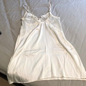 La perla lace and silk chemise